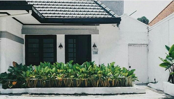 Askhara Guesthouse Surabaya Exterior photo